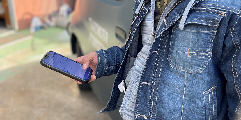 LINEを操作している写真