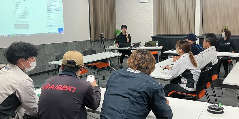 対面で説明している写真