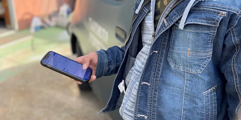 LINEを操作している写真